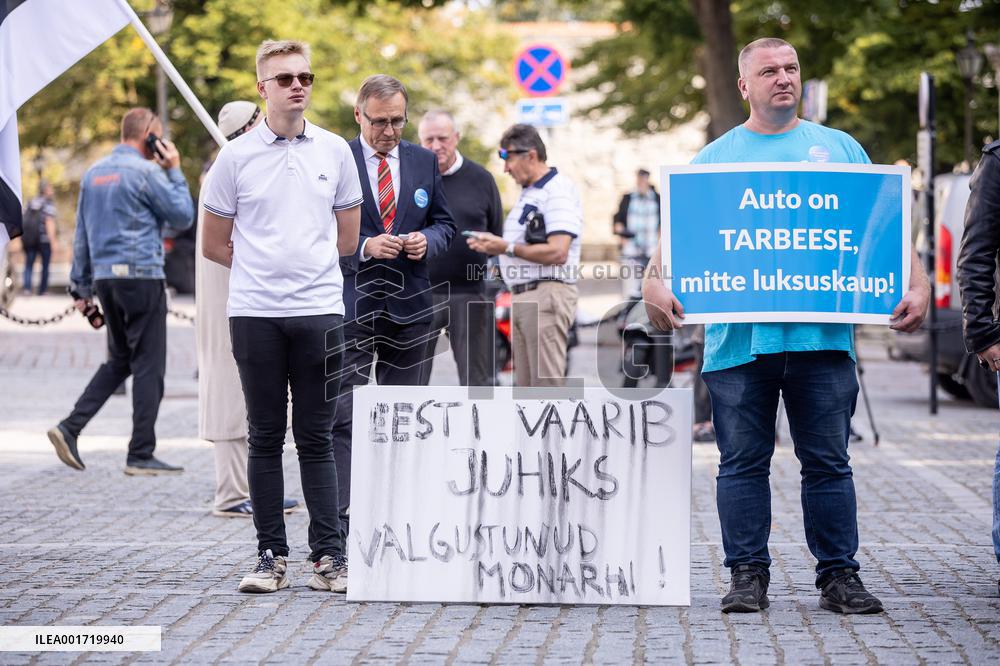 Anti-car tax protest pickets in front of the Riiigkogu