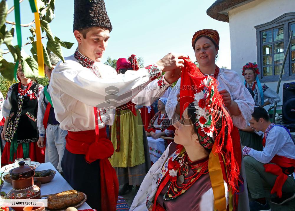 Marriage ceremony at Pyrohiv Museum