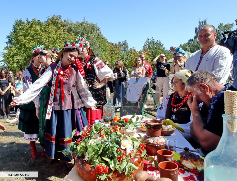 Marriage ceremony at Pyrohiv Museum
