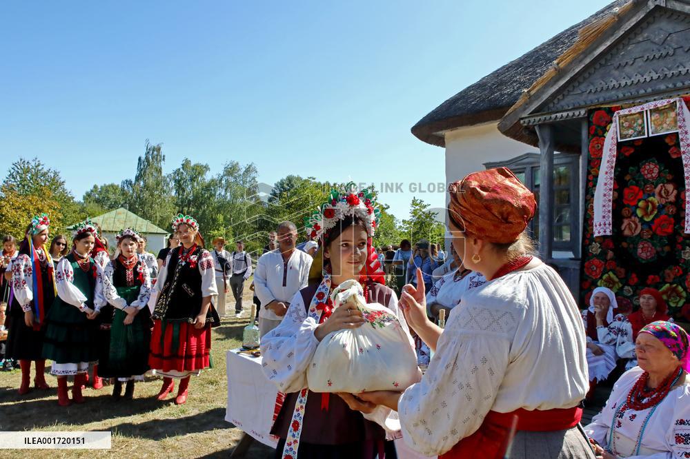 Marriage ceremony at Pyrohiv Museum