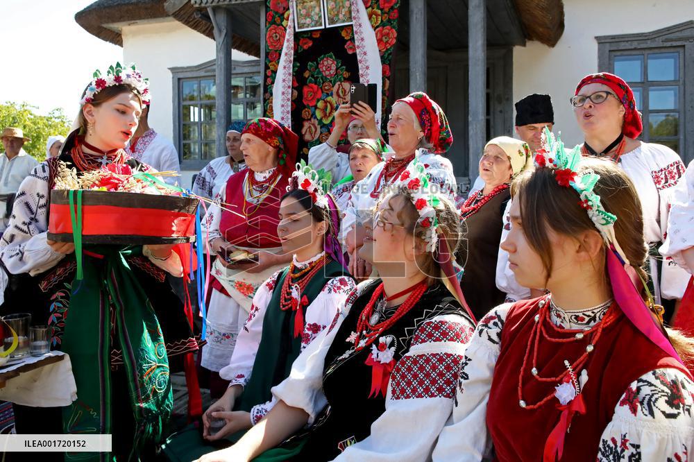Marriage ceremony at Pyrohiv Museum