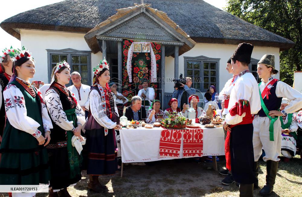 Marriage ceremony at Pyrohiv Museum