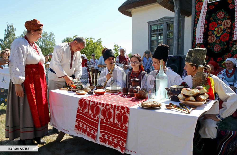 Marriage ceremony at Pyrohiv Museum