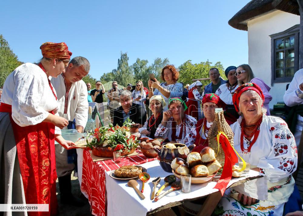 Marriage ceremony at Pyrohiv Museum
