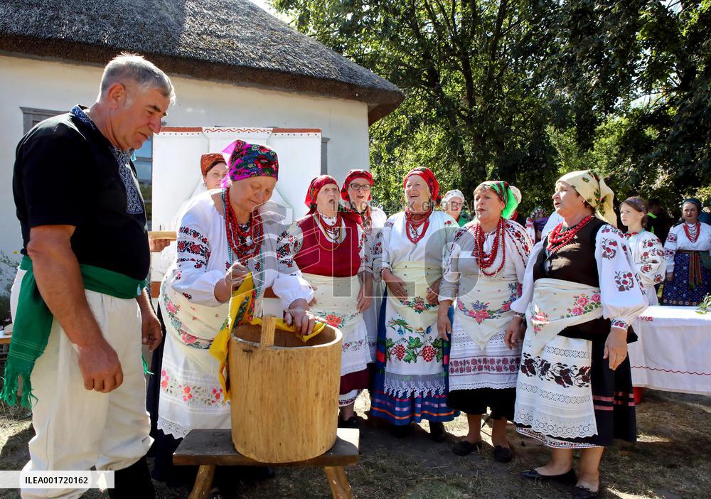 Marriage ceremony at Pyrohiv Museum