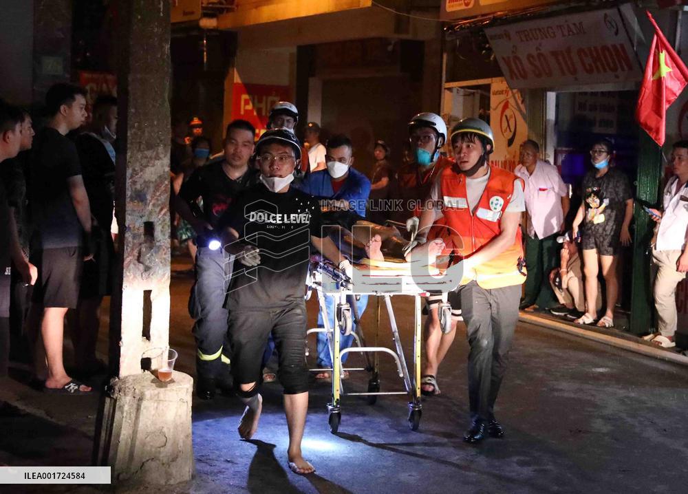 (SPOT NEWS)VIETNAM-HANOI-APARTMENT BLOCK-FIRE-RESCUE