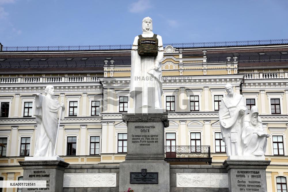 Bulletproof suit for Ukrainian servicewomen presented in Kyiv