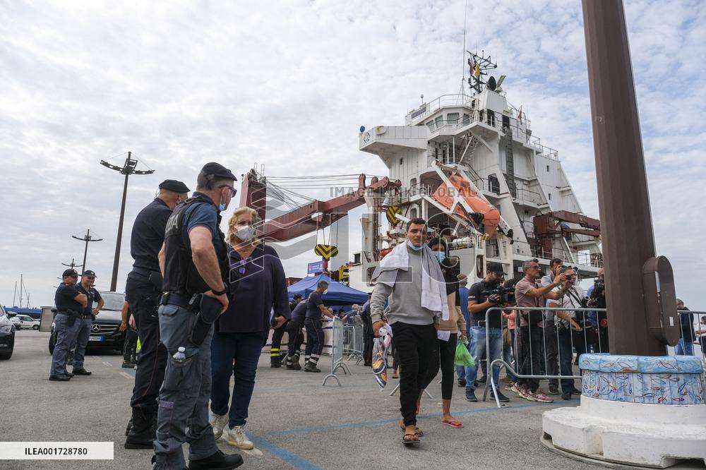184 Migrants Arrive In The Port Of Salerno - Italy
