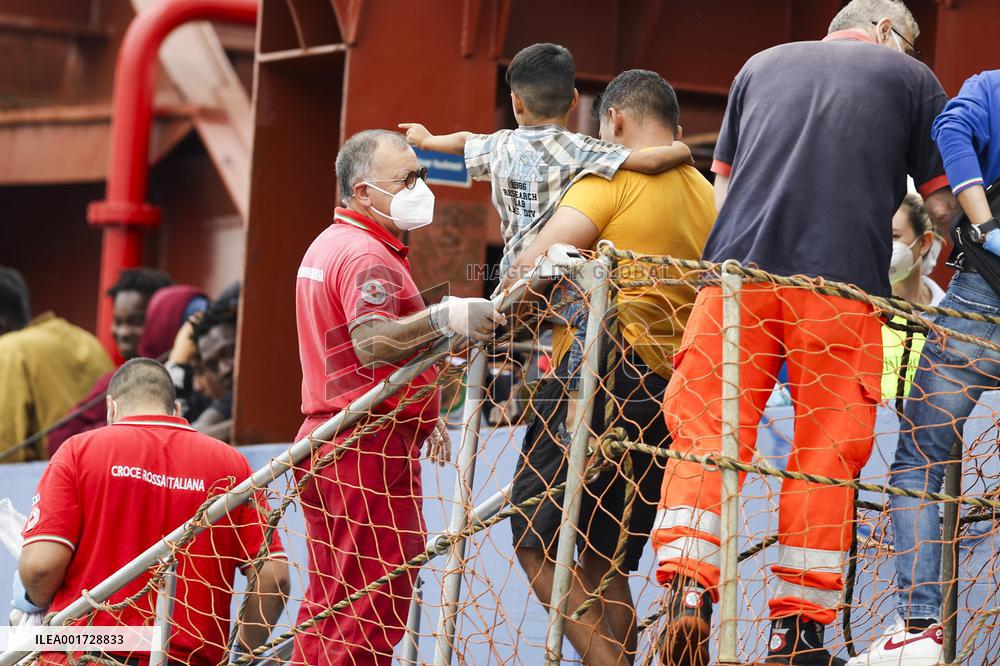 184 Migrants Arrive In The Port Of Salerno - Italy
