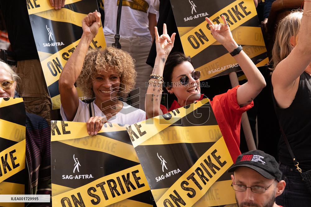 Celebs At SAG AFTRA Rally - NYC