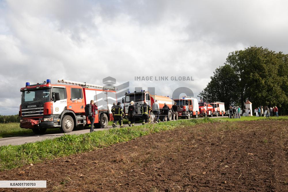 Demonstration of rescue workers against the plan to freeze salaries