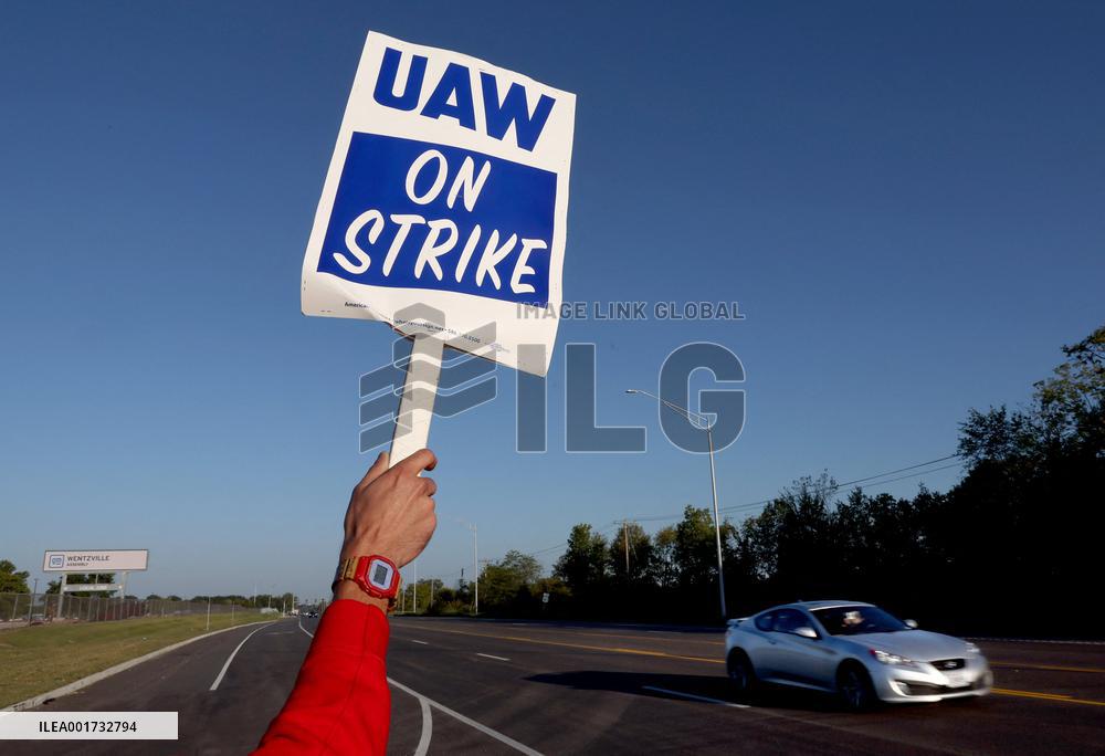 UAW Launches A Historic Strike Against All Big 3 Automakers - US