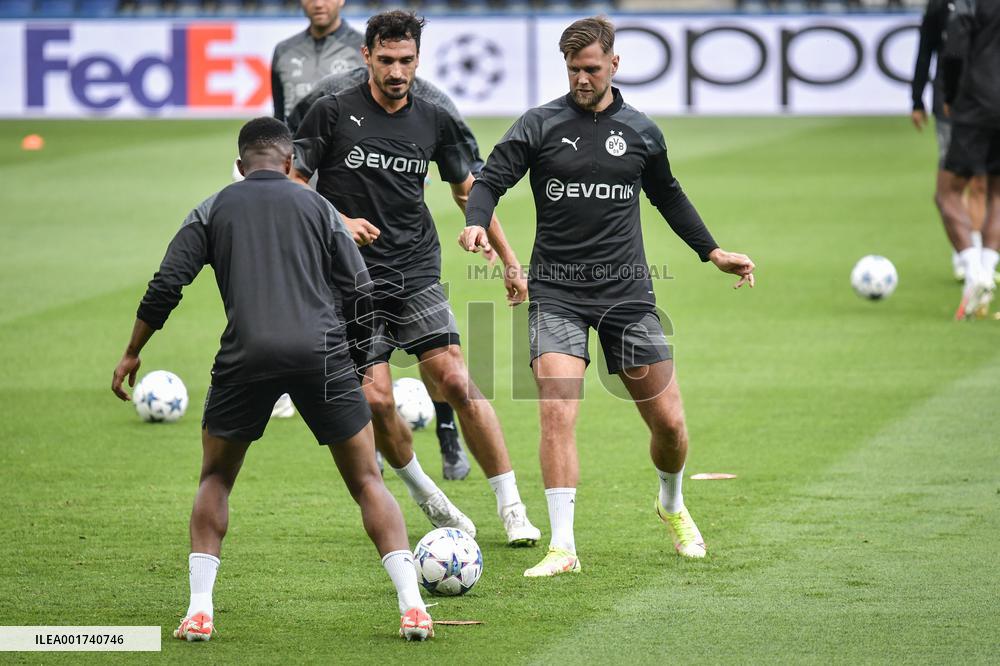 Champions League Football - Borussia Dortmund training session - Paris