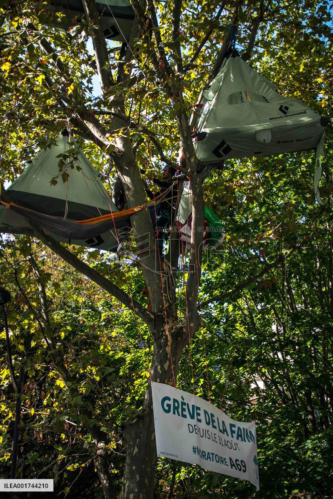 Activists On Hunger Strike In Front Of The Ministry Of Ecological Transition - Paris
