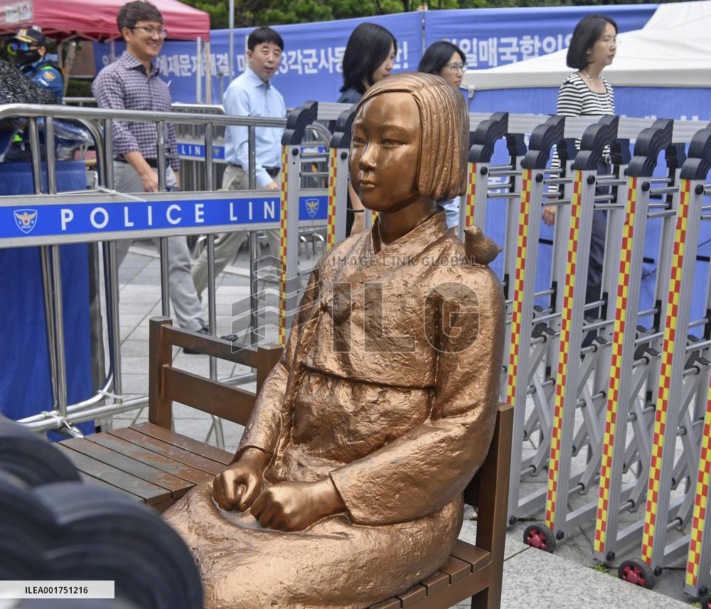 "Comfort women" statue