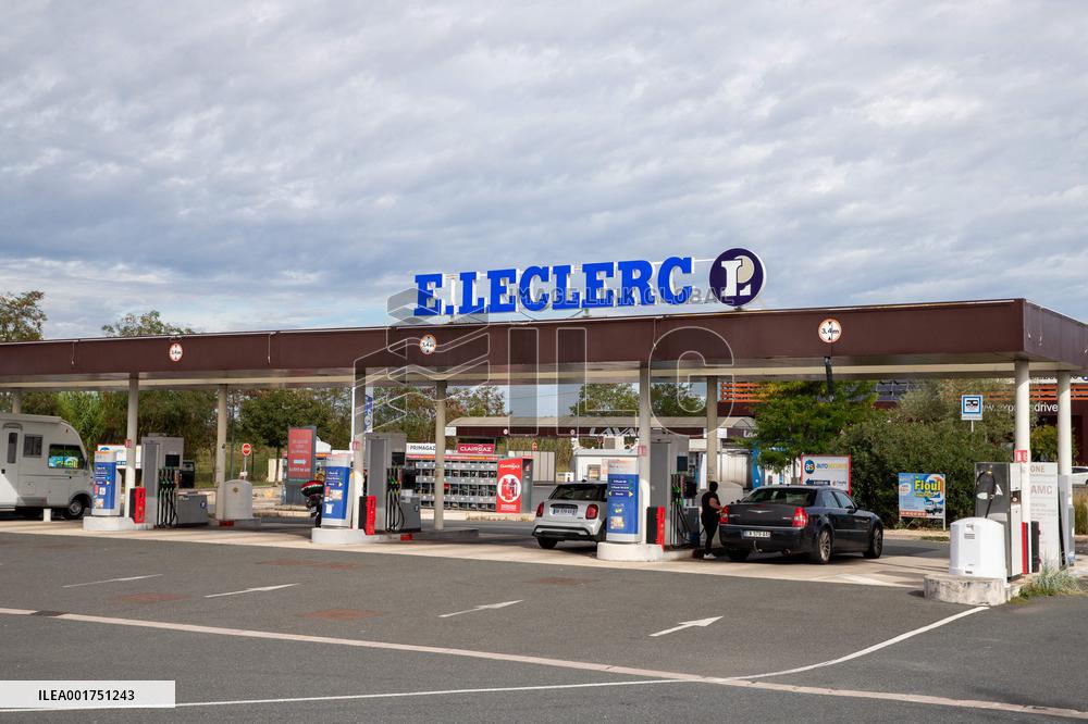 French Large Retailers Refuse To Sell Fuel At A Loss