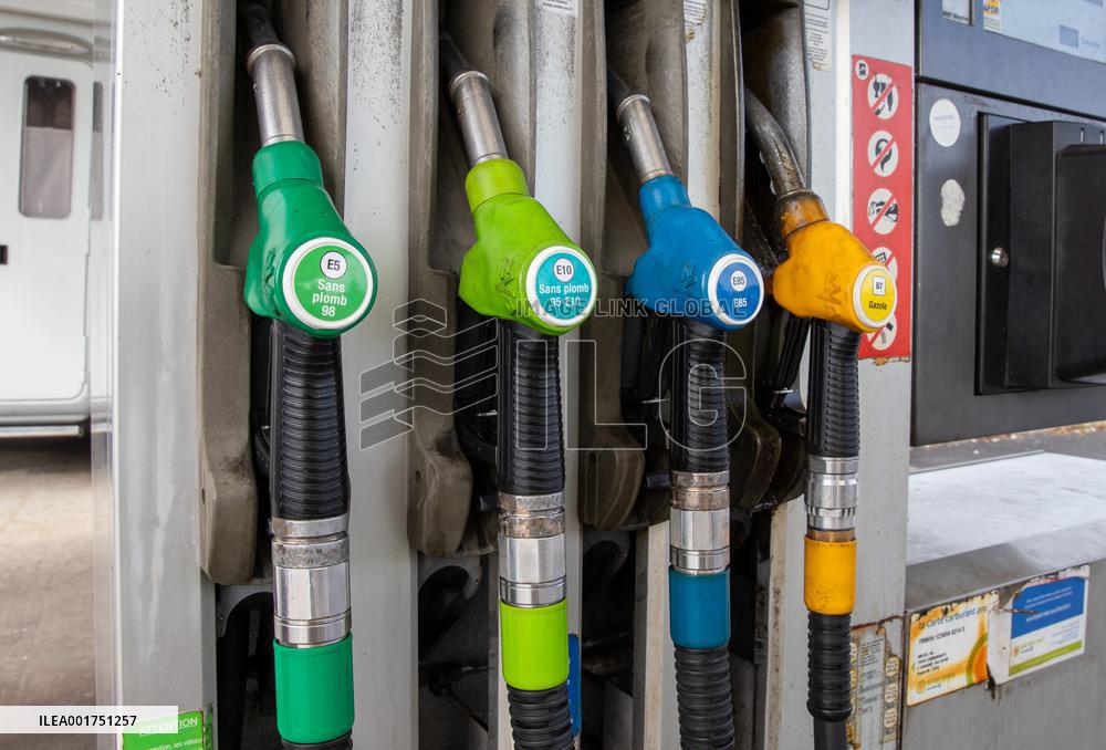 French Large Retailers Refuse To Sell Fuel At A Loss