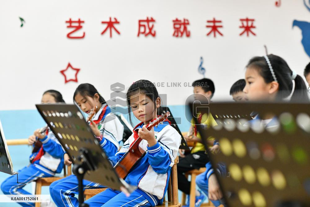 CHINA-BELT AND ROAD INITIATIVE-GUITAR-MAKING INDUSTRY (CN)