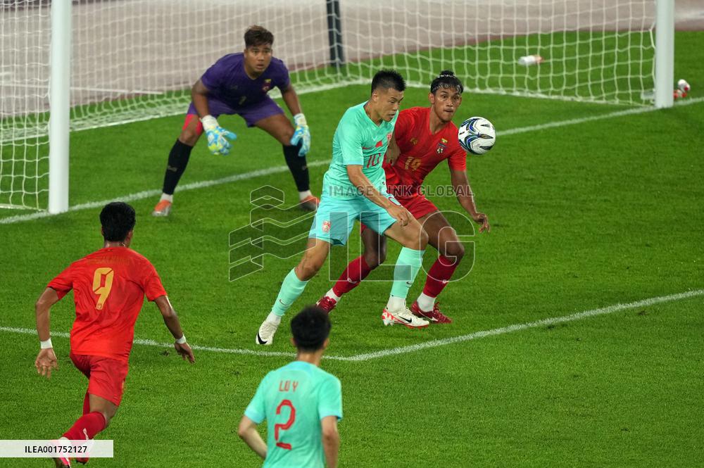 (SP)CHINA-HANGZHOU-ASIAN GAMES-FOOTBALL-MEN'S SECOND ROUND-GROUP A-MYA VS CHN (CN)