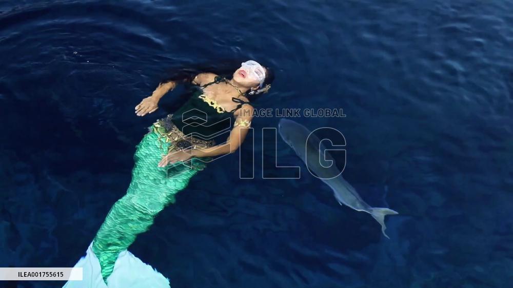 An Indonesian performer's impression of mermaid contest in China's Hainan