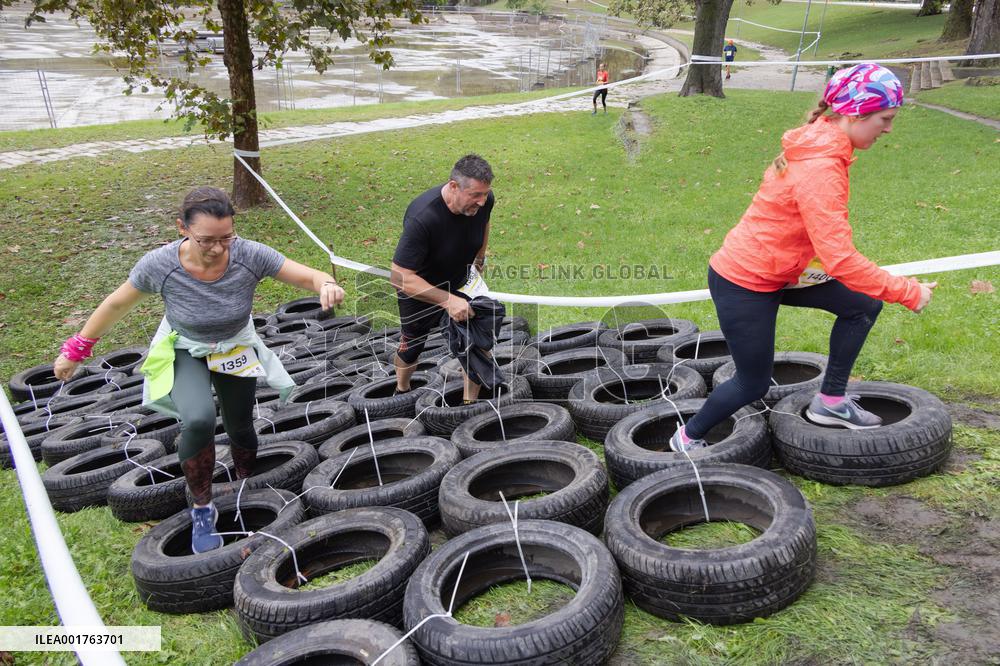(SP) HUNGARY-BUDAPEST-OBSTACLE COURSE RUN