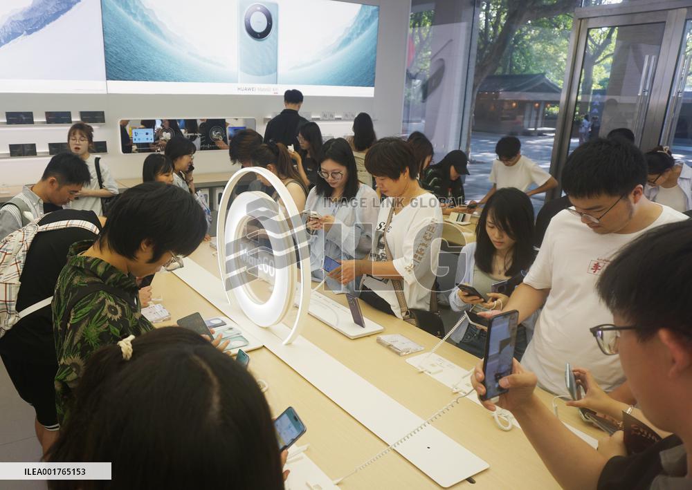 Customer Experience Huawei Mate60 Phone in Hangzhou