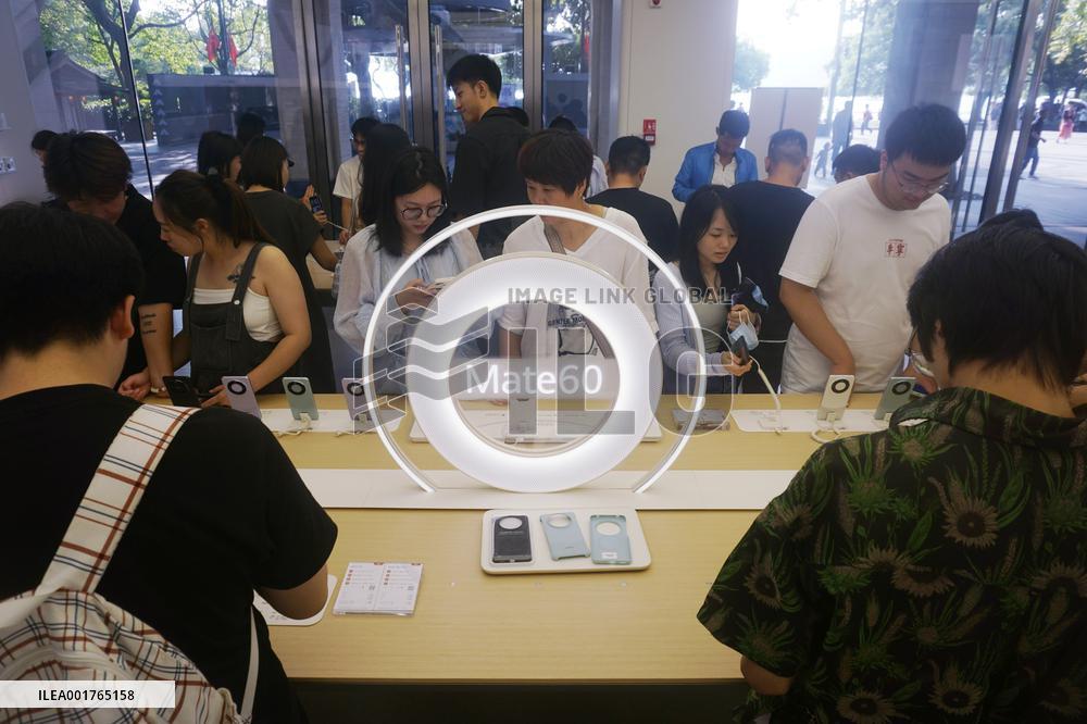 Customer Experience Huawei Mate60 Phone in Hangzhou