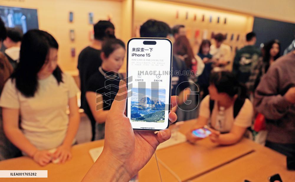 Customers Experience iPhone 15 Series at Apple's fFagship Store in Shanghai