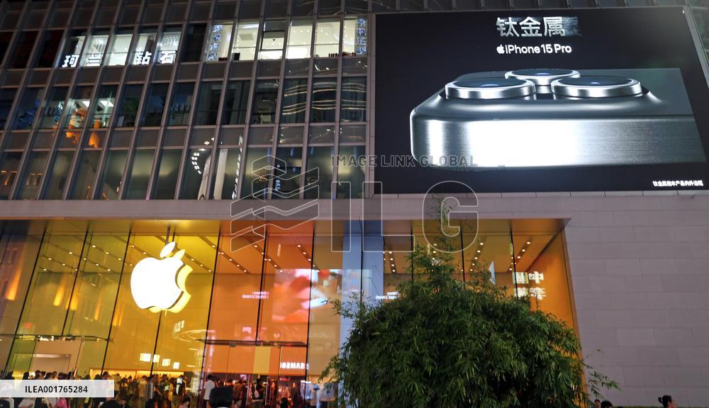 Customers Experience iPhone 15 Series at Apple's fFagship Store in Shanghai