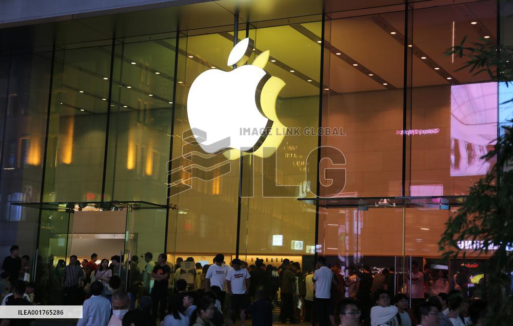 Customers Experience iPhone 15 Series at Apple's fFagship Store in Shanghai