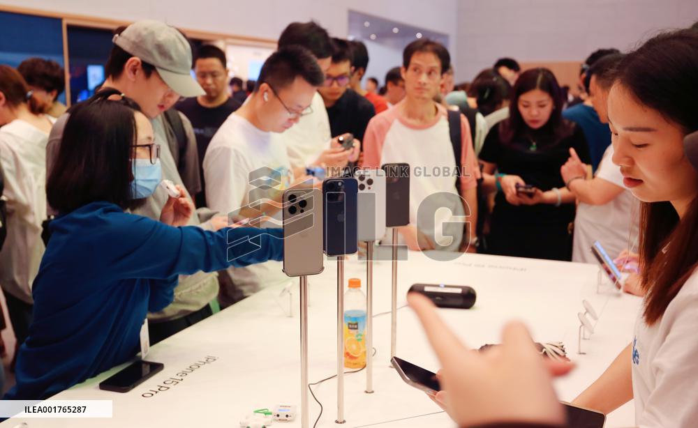 Customers Experience iPhone 15 Series at Apple's fFagship Store in Shanghai