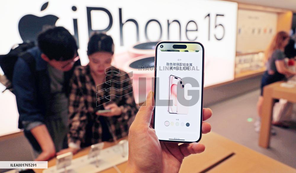 Customers Experience iPhone 15 Series at Apple's fFagship Store in Shanghai