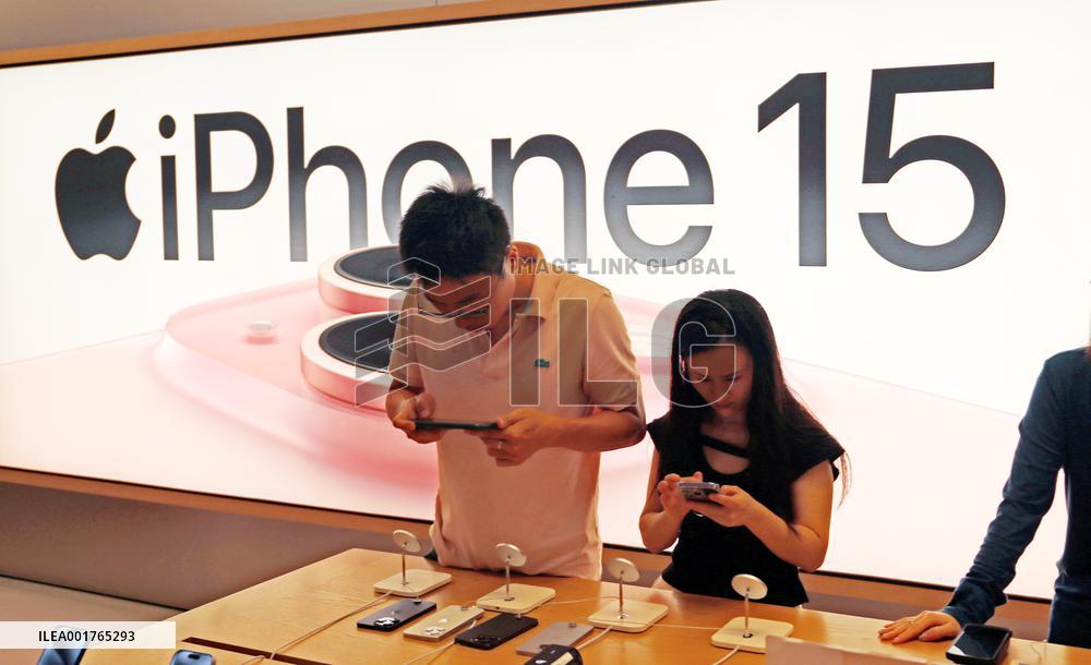 Customers Experience iPhone 15 Series at Apple's fFagship Store in Shanghai