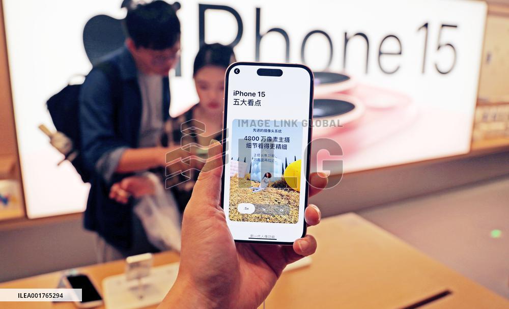 Customers Experience iPhone 15 Series at Apple's fFagship Store in Shanghai