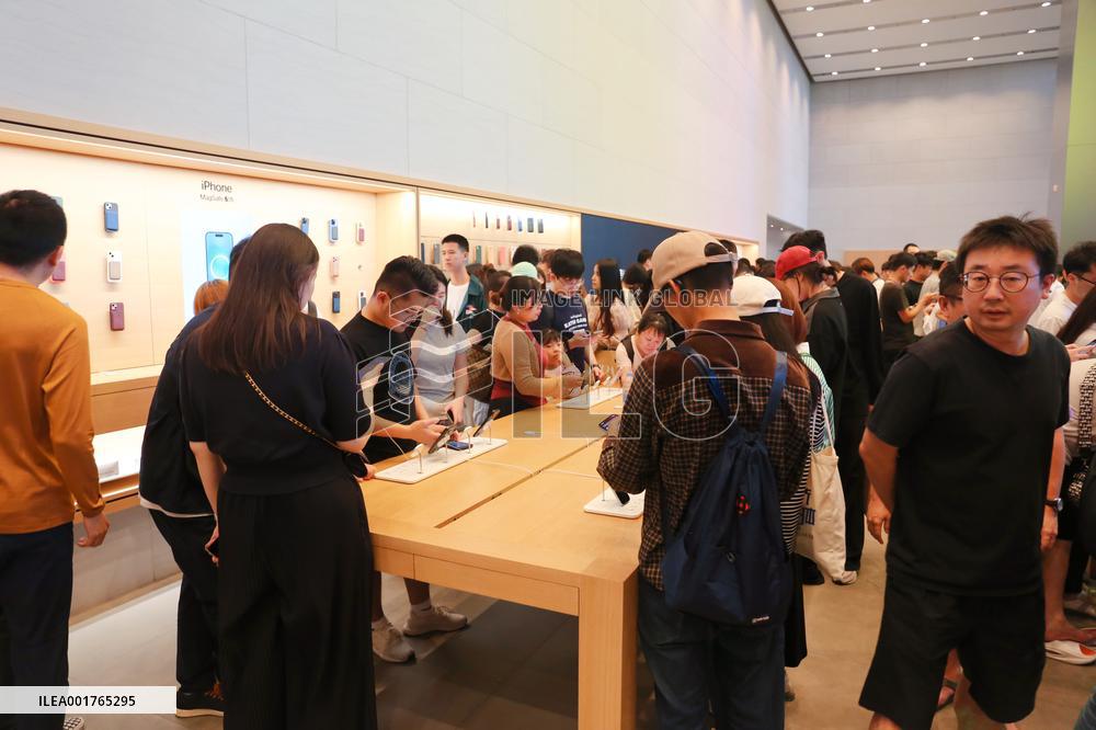 Customers Experience iPhone 15 Series at Apple's fFagship Store in Shanghai