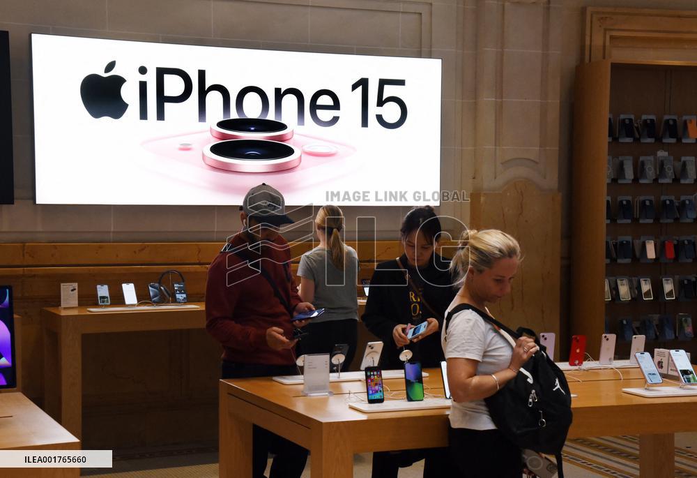 Iphone 15 At The Apple Store - Paris