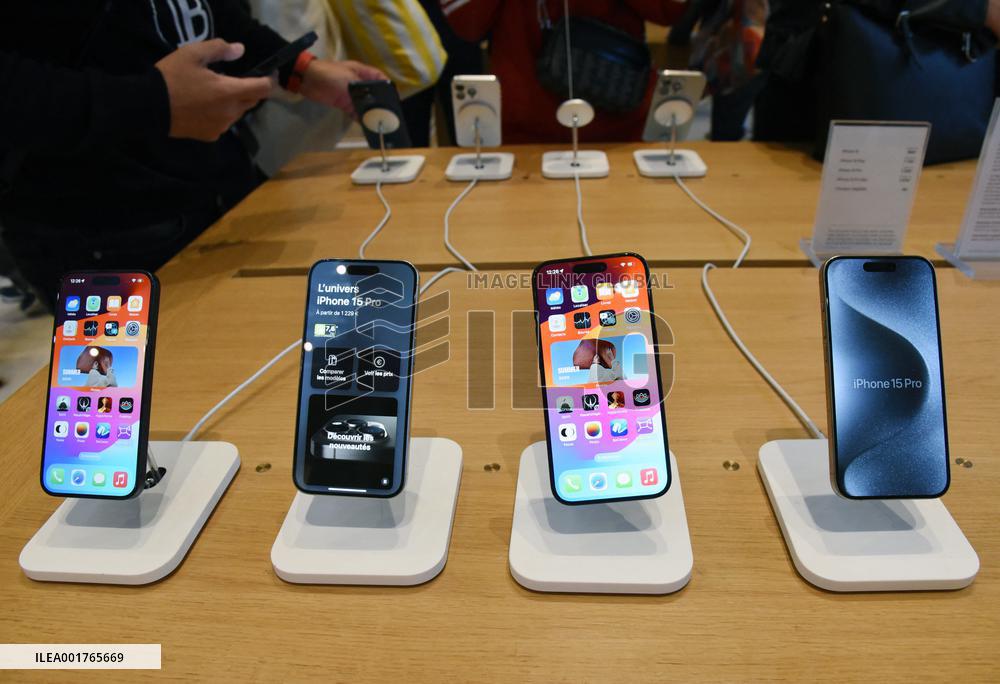 Iphone 15 At The Apple Store - Paris