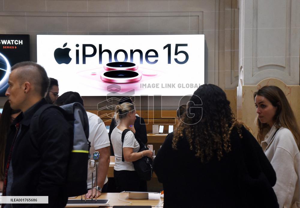 Iphone 15 At The Apple Store - Paris