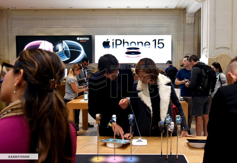 Iphone 15 At The Apple Store - Paris