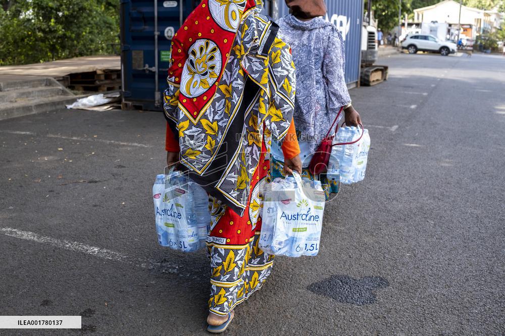 600000 liters of bottled water distribued In Mayotte