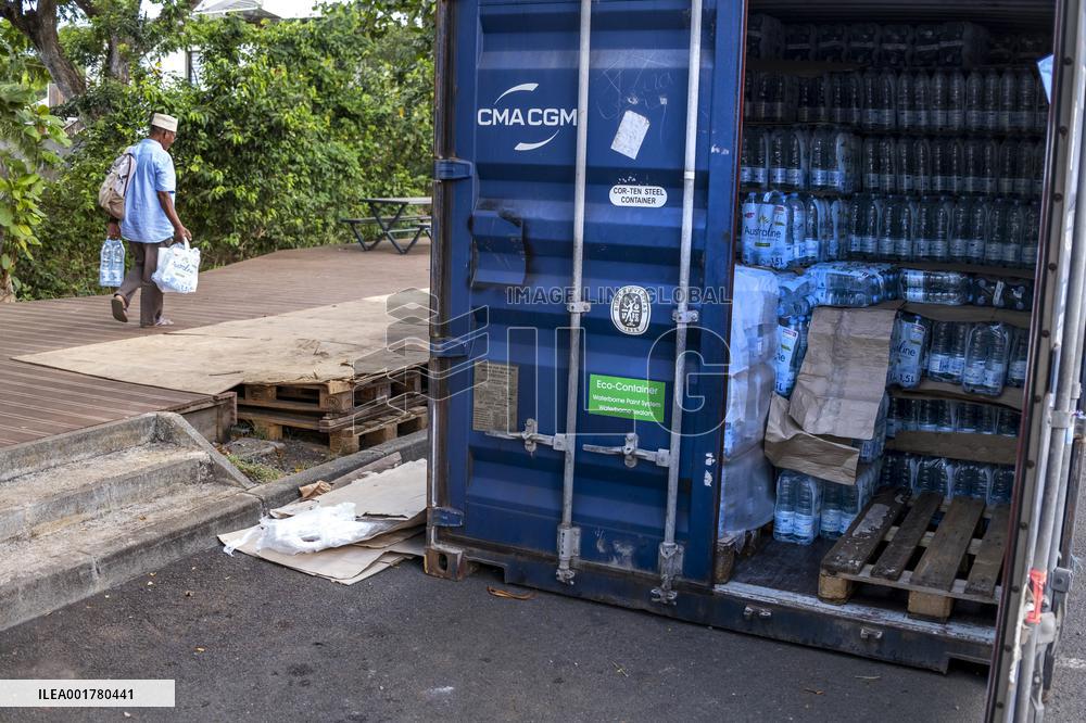 600000 liters of bottled water distribued In Mayotte