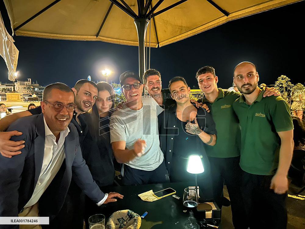 Jean-Claude Van Damme During A Dinner With Friends - Italy