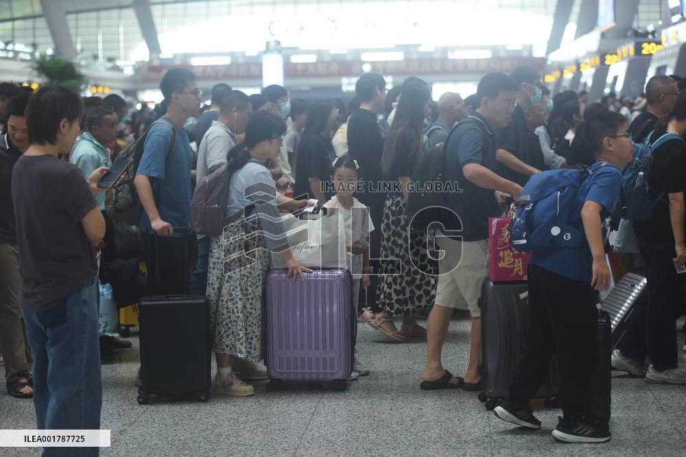 Passengers Wait For The Train at Hangzhou East Railway Station
