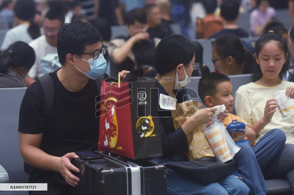 Passengers Wait For The Train at Hangzhou East Railway Station