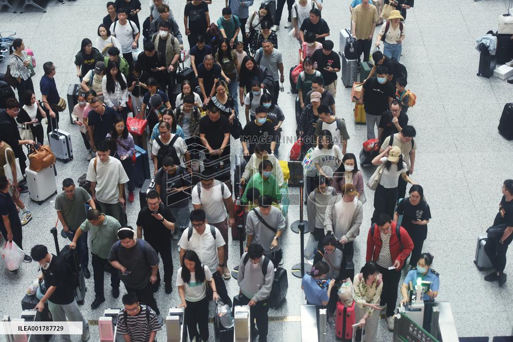 Passengers Wait For The Train at Hangzhou East Railway Station