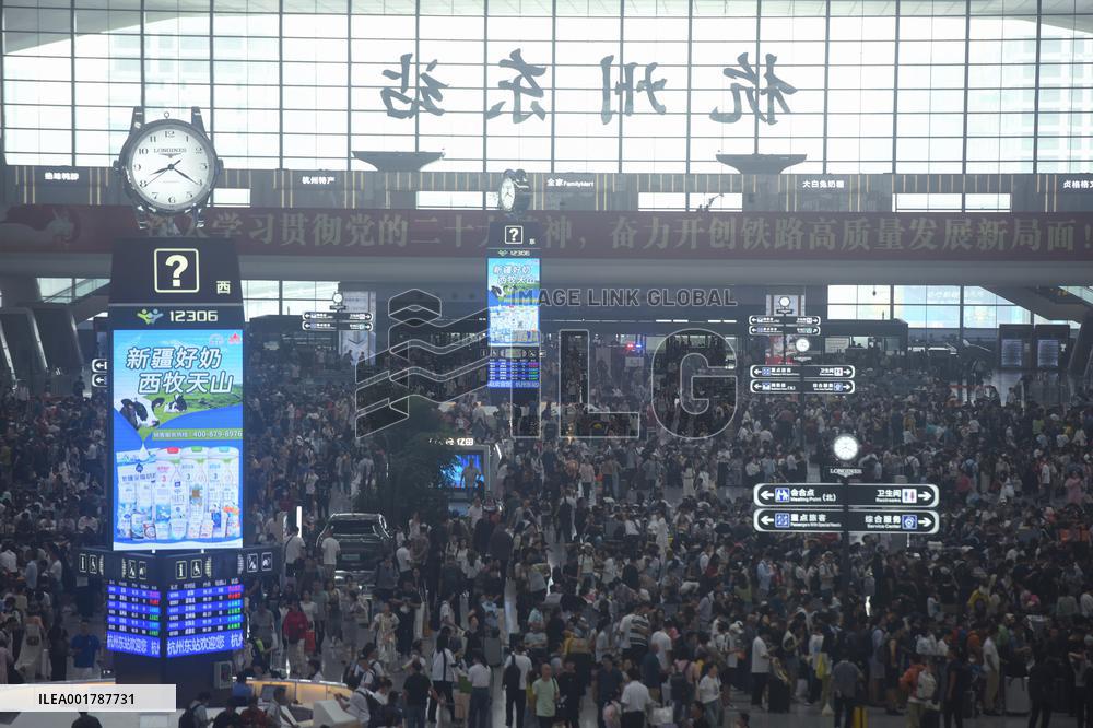 Passengers Wait For The Train at Hangzhou East Railway Station