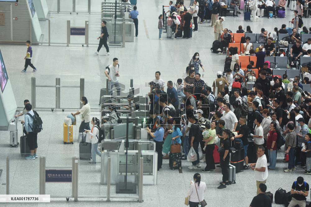 Passengers Wait For The Train at Hangzhou East Railway Station