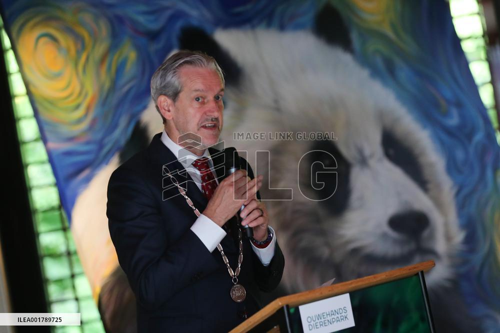 THE NETHERLANDS-RHENEN-GIANT PANDA-FAN XING-FAREWELL