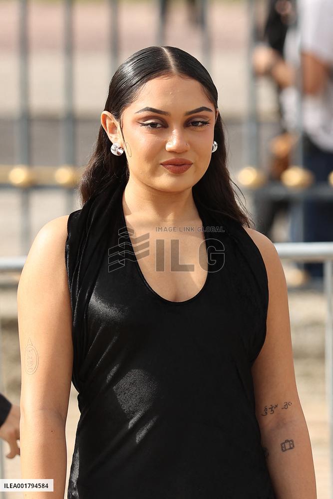 PFW - Givenchy Womenswear Spring/Summer 2024 - Arrivals NB