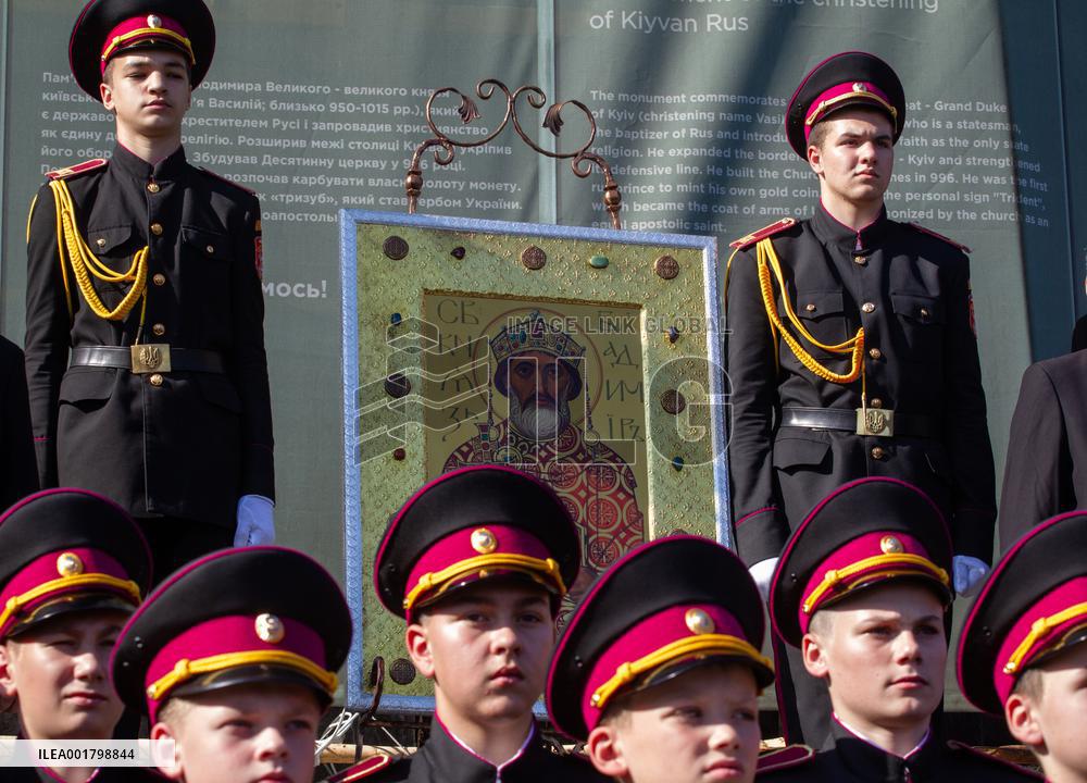 Cadets get shoulder marks in Kyiv
